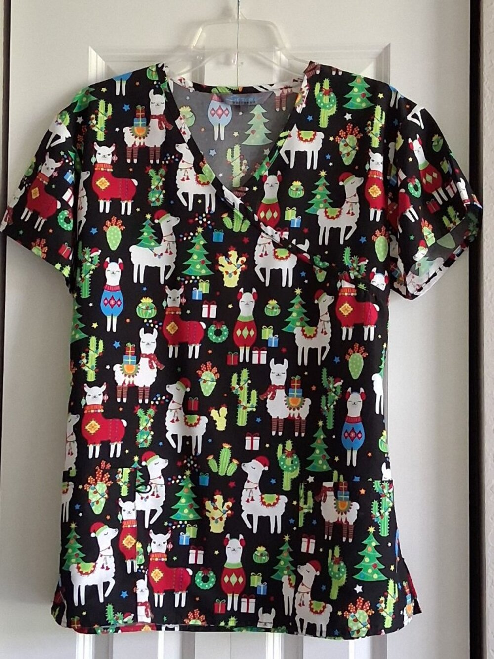 Serene Uniform Holiday Llamas V-Neck Short Sleeve Scrub Top Women's Size L